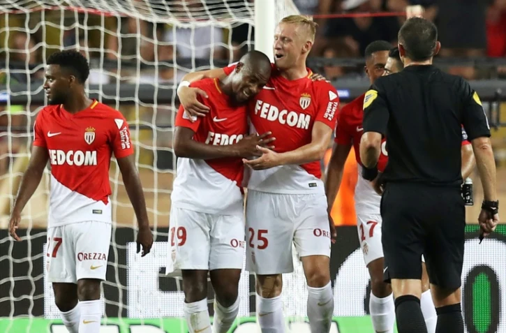 Le défenseur de Monaco Djibril Siidibé (c) est congratulé par ses équipiers apès son but contre Marseille à Louis II, le 27 août 2017