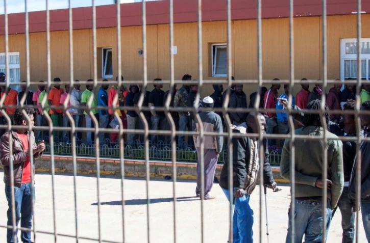 Des migrants devant un centre d'accueil de l'enclave espagnol au Maroc de Melilla, le 24 février 2014