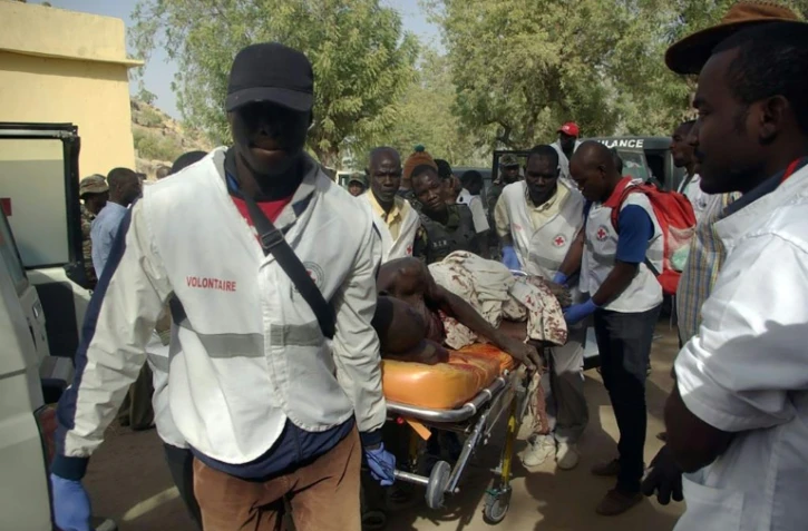 Evacuation d'une personne blessée lors d'un attentat suicide le 28 janvier 2016 à Mora dans le nord du Camroun