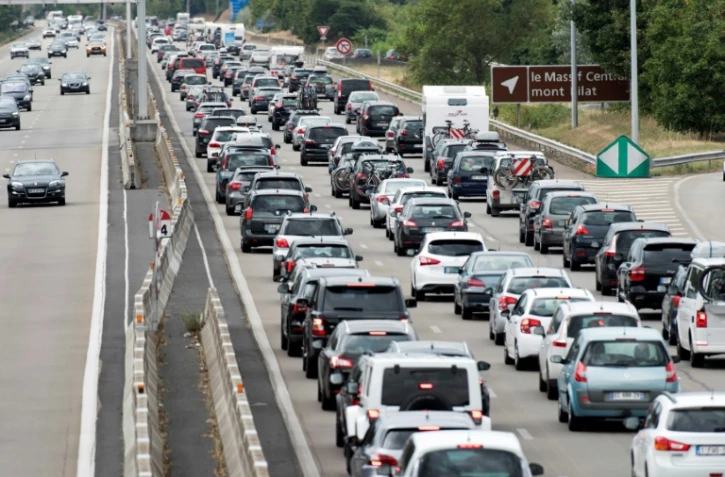 Embouteillages sur l'A7 l'Autoroute du soleil, près de Reventin-Vauguris (centre-est de la France), vers le sud, le 30 juillet 2016