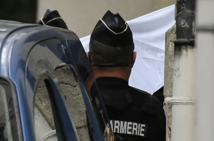 Des gendarmes attendent Murielle Bolle à la sortie du Palais de justice de Dijon, le 29 juin 2017  
