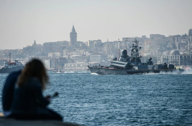 Le bateau de guerre russe class Corvette 617 "Mirazh" traverse le Bosphore à Istanbul et se dirige vers la Syrie, le 7 octobre 2016