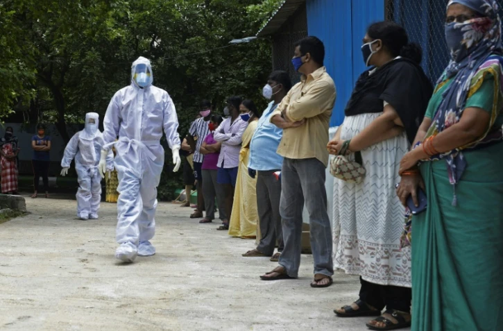 Devant un centre de dépistage du coronavirus dans la région de  Ranga Reddy près de Hyderabad (Inde)  le 24 juillet 2020 