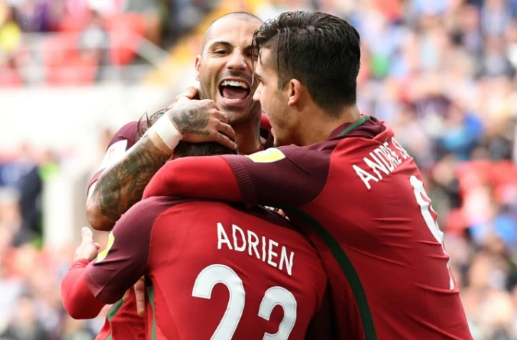 Le Portugais Adrien Silva est congratulé par ses coéquipiers après avoir inscrit le but de la victoire face au Mexique pour la 3e place de la Coupe des Confédérations, le 2 juillet 2017 à Moscou