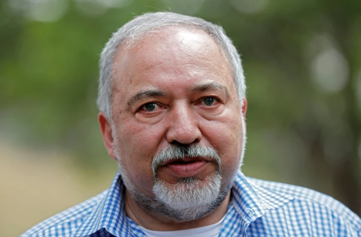 Le ministre israélien de la Défense, Avigdor Lieberman, lors d'une conférence de presse le 20 avril 2018 à Nahal Oz, près de la frontière avec la bande de Gaza