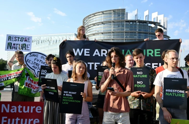 La militante pour le climat Greta Thunberg (au centre à gauche) prend part à une manifestation devant le Parlement européen, le 11 juillet 2023 à Strasbourg