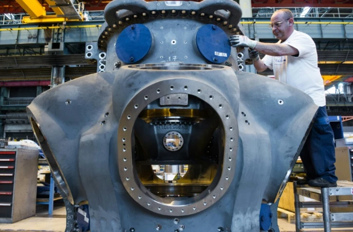 Fabrication d'une turbine à gaz, à l'usine General Electric de Belfort, le 27 octobre 2015