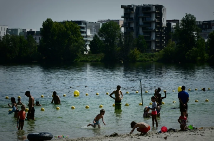 Des habitants cherchent la fraicheur sur la rive du lac de Bordeaux, le 10 août 2025, en pleine vague de chaleur