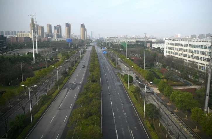 Une avenue vide à Wuhan (Chine), d'où est partie l'épidémie de coronavirus, le 4 mars 2020
