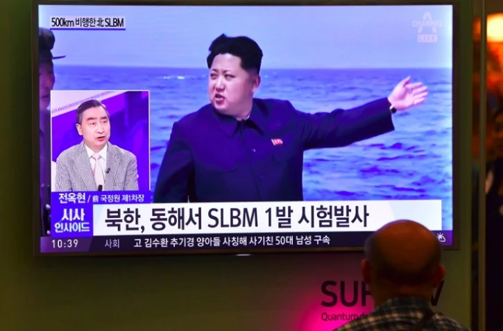Une télévision sud-coréenne diffuse des images d'archives du leader nord-coréen Kim Jong-Un, le 24 août 2016, après un nouveau tir de missiles