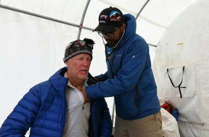 Le Dr Suvash Dawadi examine un patient au camp de base de l'Everest, le 24 avril 2018 