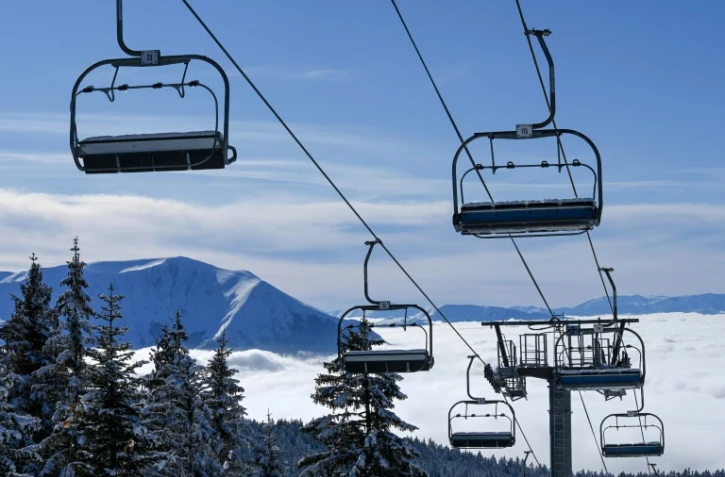 Des télésièges à l'arrêt à Chamrousse, près de Grenoble, en janvier 2021
