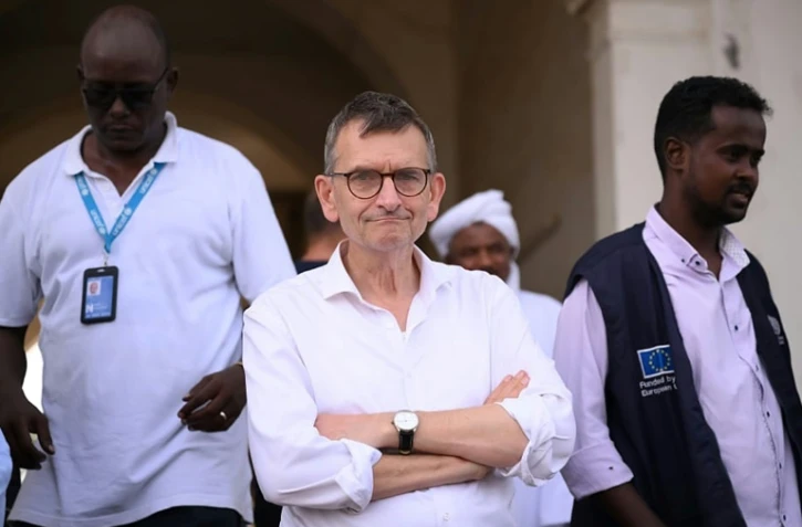 L'émissaire de l'ONU au Soudan Volker Perthes (centre), le 24 avril 2023 à Port-Soudan