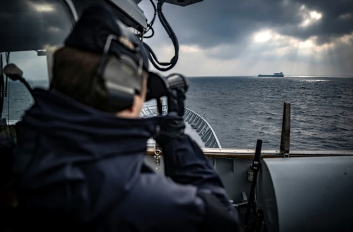 Surveillance d'un cargo lors d'une mission de la marine suédoise en mer Baltique le 4 février 2025 pour protéger les infrastructures sous-marines dans le cadre d'une opération de l'Otan