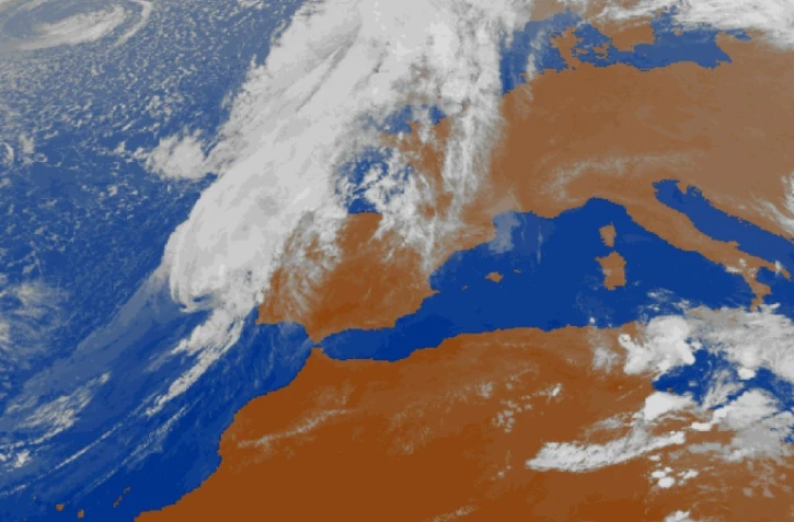Photo fournie le 13 octobre 2018 par l'agence météorologique espagnole montrant une image satellite de Leslie s'approchant de la péninsule ibérique