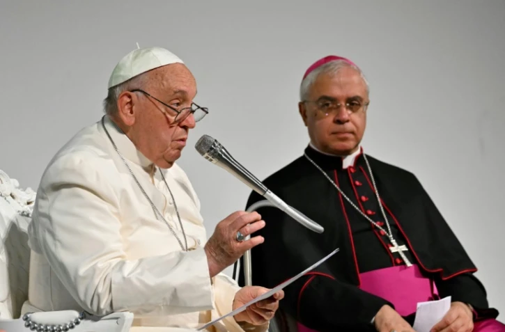Le pape François s'exprime aux côtés de l'archevêque italien de Catane Luigi Renna lors d'une visite à Trieste, dans le nord-est de l'Italie, le 7 juillet 2024.