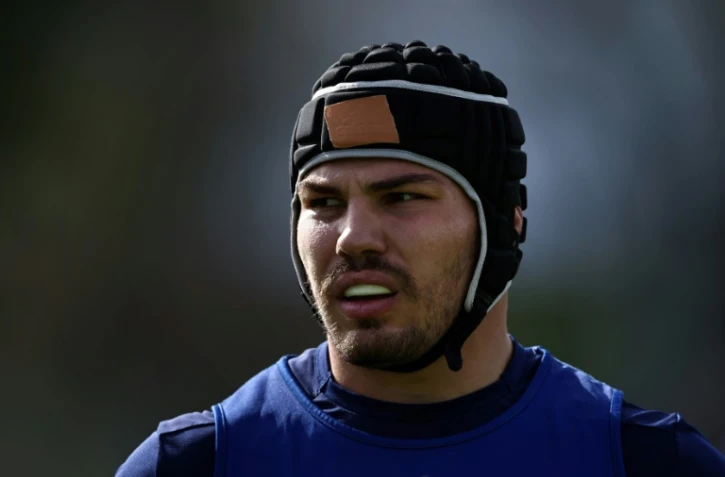 Le demi de mêlée et capitaine du XV de France, Antoine Dupont, lors d'un entraînement collectif avant le quart de finale du Mondial contre l'Afrique du Sud, le 11 octobre 2022 à Rueil-Malmaison, près de Paris