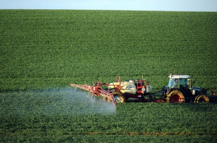 Un agriculteur pulvérise un engrais chimique dans son champ de blé à Trébons-sur-la-Grasse, en Haute-Garonne, le 20 avril 2015