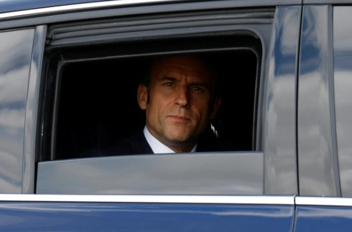 Le président Emmanuel Macron dans sa voiture après une visite d'une maison de santé à Vendôme, dans le Loir-et-Cher, le 25 avril 2023