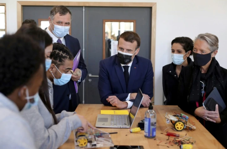 Emmanuel Macron auprès de jeunes le 1er mars 2021 dans un centre de formation aux métiers industriels à Stains (Seine-Saint-Denis)