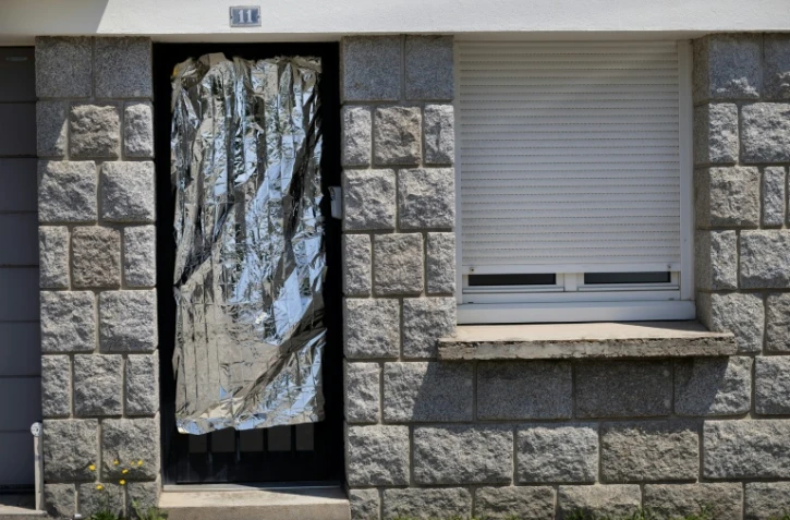 Une couverture de survie placée devant une porte pour se protéger de la chaleur, à Lorient dans le Morbihan le 10 juillet 2026