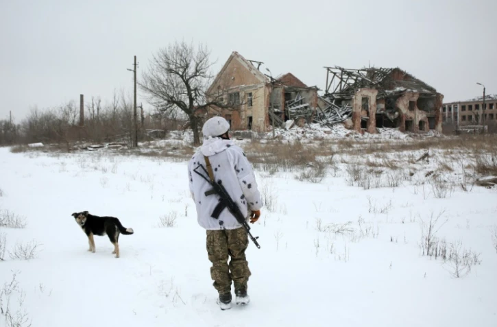 Un soldat ulrainien près de la ligne de front avec les séparatistes pro-russes, près du village de Peski, dans la région de Donetsk, le 25 janvier 2022.