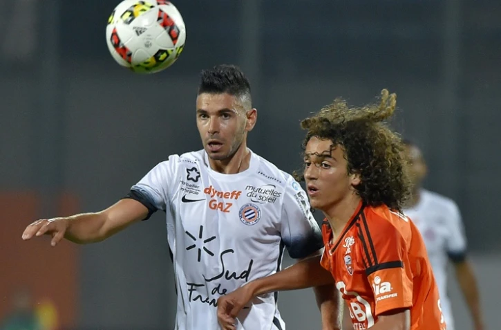 Le milieu de Lorient Matteo Guendouzi (d) à la lutte avec celui de Montpellier Morgan Sanson au Moustoir, le 29 octobre 2016