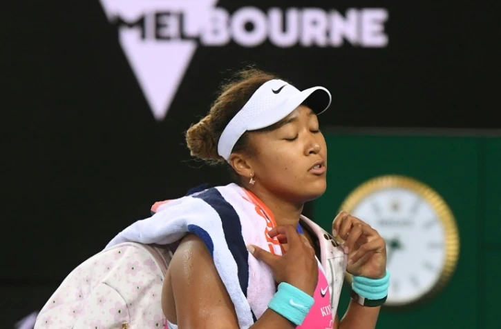 La tenante du titre, la Japonaise Naomi Oasaka, quitte le court après sa défaite face à l'Américaine Amanda Anisimova, 4-6, 6-3, 7-6 (10/5), au 3e tour de l'Open d'Australie, le 21 janvier 2022 à Melbourne 