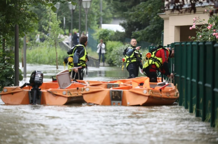 Des habitants évacués par les pompiers le 2 juin 2016 à Longjumeau