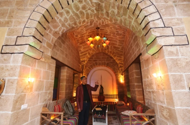 L'universitaire palestinien Atef Salama montre une pièce de sa maison à Gaza, le 6 février 2016, une des rares anciennes bâtisses encore debout dans l'enclave palestinienne 