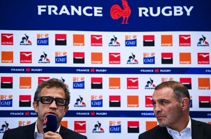 Le sélectionneur du XV de France, Fabien Galthié, lors d'une conférence de presse, à côté du manager Raphaêl Ibanez, le 26 novembre 2020 à Marcoussis, à deux jours du match de la Coupe d'Automne contre l'Italie