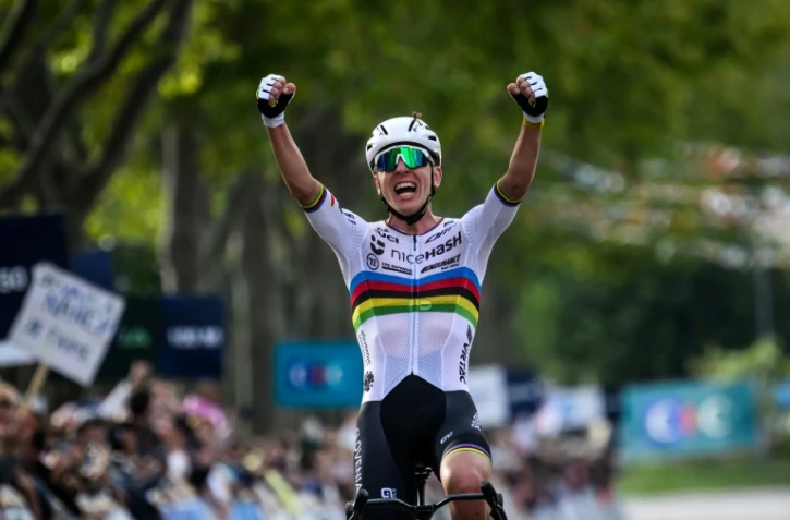 Tadej Pogacar, sacré champion d'Europe, à Valence (Drôme), le 5 octobre 2025