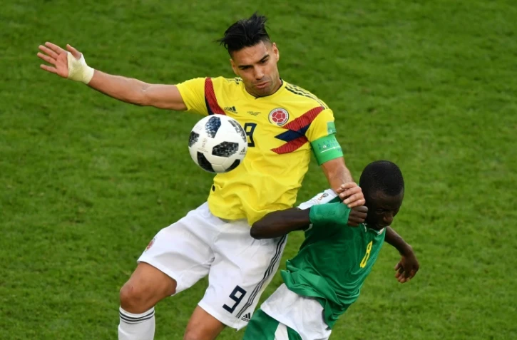 L'attaquant colombien Falcao (g) à la lutte avec le milieu sénégalais Cheikhou Kouyate lors des phases de groupes du Mondial, à Samara, le 28 juin 2018