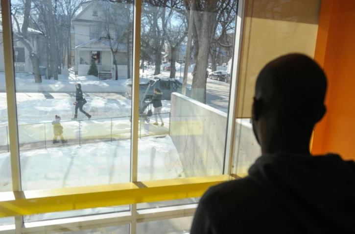 Un réfugié de Djibouti regarde par la fenêtre du conseil ?cuménique de l'immigration au Manitoba, au Canada, le 9 février 2017 