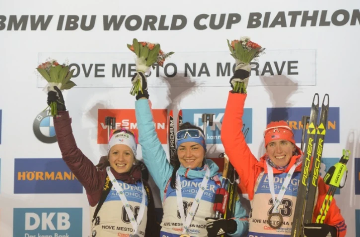 Tatiana Akimova victorieuse du 7,5 km sprint de Nové Mesto, entourée d'Anaïs Chevalier (g) et de Susan Duklee, le 16 décembre 2016