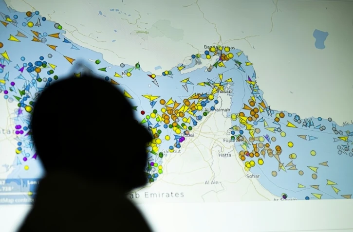 Les mouvements des navires dans le détroit d'Ormuz sur un écran projetant un site de suivi des navires, à Nicosie à Chypre le 4 mai 2026