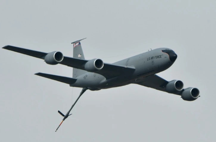 Un Boeing KC-135 ravitailleur durant des manoeuvres de l'Otan Ă la base de Starokostyantyniv, Ukraine, le 12 octobre 2018
The large-scale air force exercises with the United States and other NATO countries "Clear Sky 2018", which will run until October 19, are being held in western Ukraine. Some 700 troops are taking part, half of them from NATO member countries including the United States, Britain, the Netherlands, Poland and Romania. US aircraft including F-15C Eagle fighter planes, Boeing KC-135 air refueling tanker, C-130J Super Hercules military transport planes and drones will train with about 30 Ukrainian aircraft.