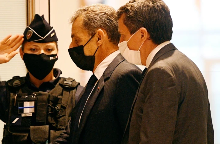 L'ancien président Nicolas Sarkozy (C) à son arrivée au tribunal correctionnel de Parisle 15 juin 2021