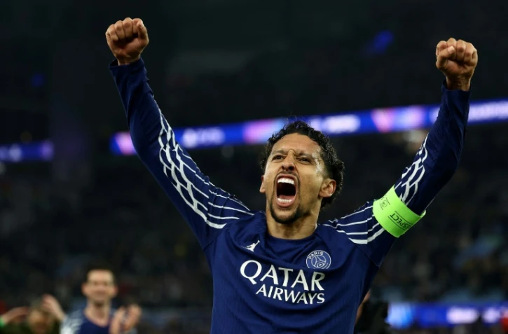 Le capitaine du Paris SG Marquinhos exulte après la qualification en demi-finales de la Ligue des champions, arrachée face à Aston Villa, le 15 avril 2025 à Birmingham