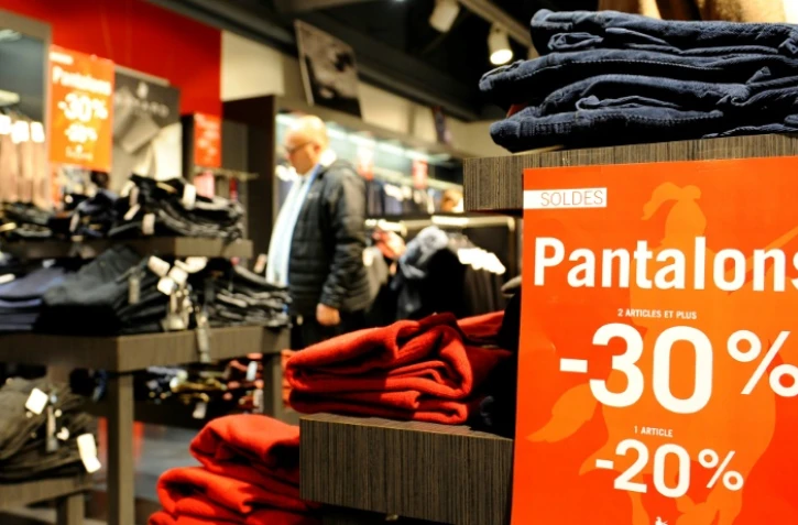 Des vêtements à prix réduits le 2 janvier 2017 dans un magasin à Talange 