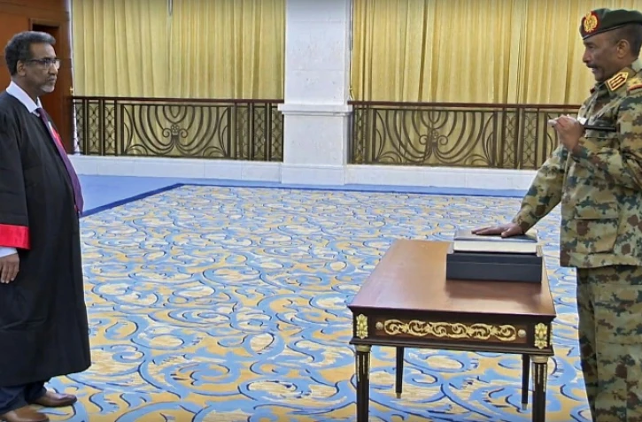 Photo fournie le 21 août 2019 par le palais présidentiel au Soudan montrant le général Abdel Fattah al-Burhane prêter serment comme président du Conseil souverain, à Khartoum
