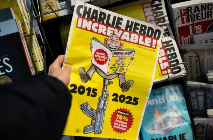 Cette photo montre le numéro spécial du journal satirique Charlie Hebdo avant les 10 ans mardi de l'attentat jihadiste qui a décimé une partie de la rédaction, dans un kiosque parisien le 6 janvier 2025.