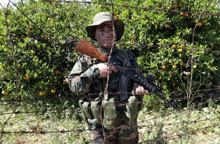 Un combattant du Hezbollah à la frontière libano-israélienne, le 20 avril 2017 près de Naqura