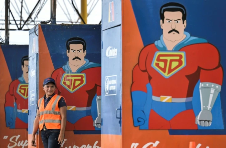 Super-Bigote (Super Moustache) alias Nicolas Maduro selon un personnage créé par la propagande du pouvoir, est "indestructible", selon le dessin animé. Il entame jeudi un nouveau mandat de 6 ans