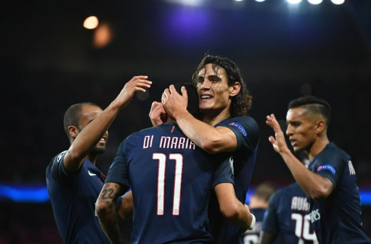 Angel Di Maria dans les bras de Cavani, tous buteurs pour le PSG contre Bâle en Ligue des champions, le 19 octobre 2016 à Paris