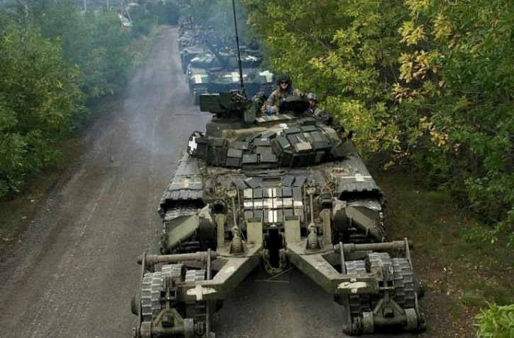 Photo diffusée par le ministère ukrainien de la Défense le 12 septembre 2022 d'une colonne de chars ukrainiens lors d'une offensive dans un lieu non précisé
