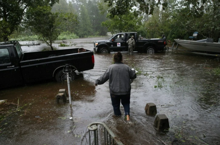 Des habitants pris dans les inondations à Lumberton, en Caroline du Nord, le 15 septembre 2018 après le passage de de l'ouragan Florence sur la côte sud-est américaine