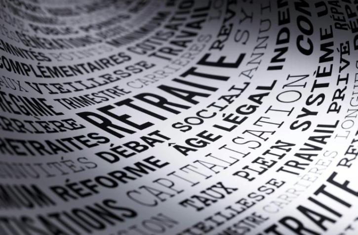 Les retraités seront davantage mis à contribution puisque la sous-indexation de leurs pensions par rapport à l'inflation, initialement prévue à 0,4 point, sera augmentée de 0,5 point supplémentaire en 2027