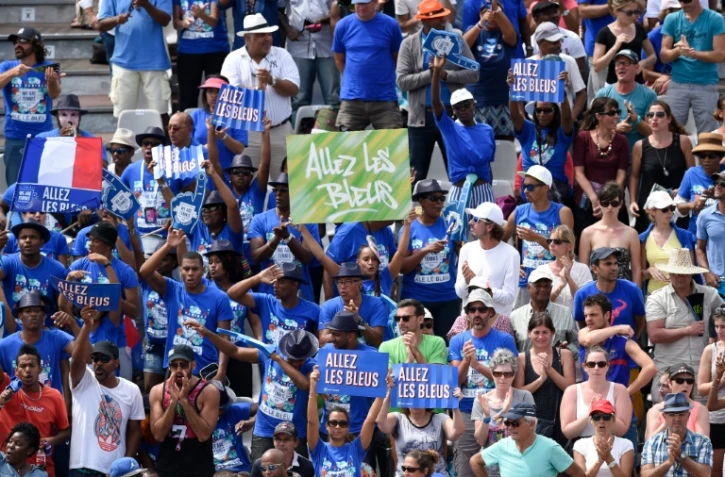 Des supporters français lors du match de Coupe Davis contre le Canada, le 4 mars 2016 au Vélodrome de Baie-Mahault en Guadeloupe