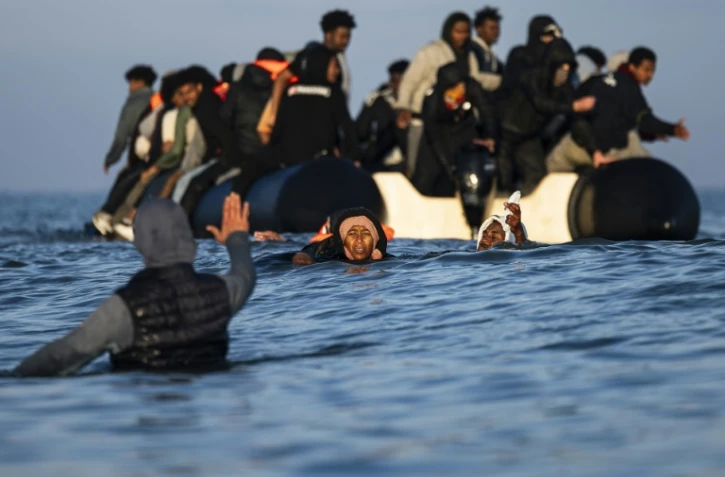 Des migrants tentent d'embarquer à bord d'un "small-boat" pour traverser la Manche au large de la plage de Gravelines, le 27 septembre 2025 dans le Nord